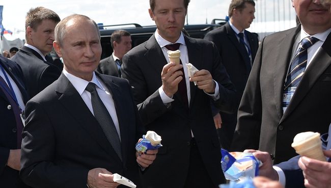 Президент РФ Владимир Путин и министр промышленности и торговли РФ Денис Мантуров во время посещения салона МАКС-2017. 18 июля 2017 Президент РФ Владимир Путин и министр промышленности и торговли РФ Денис Мантуров во время посещения салона МАКС-2017. 18 июля 2017