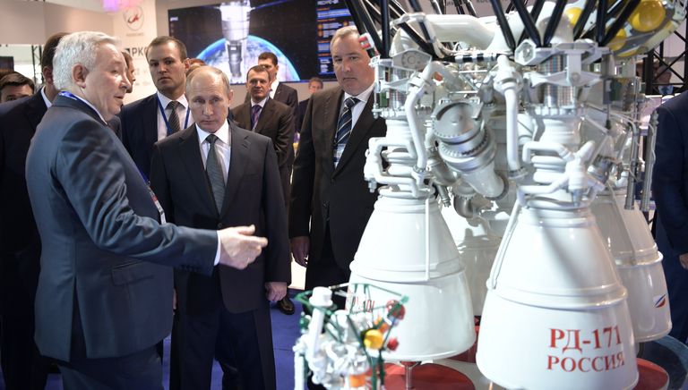 Президент РФ Владимир Путин во время посещения XIII Международного авиационно-космического салона МАКС-2017 Президент РФ Владимир Путин во время посещения XIII Международного авиационно-космического салона МАКС-2017