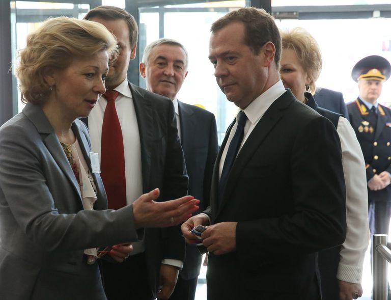 Председатель правительства РФ Дмитрий Медведев во время посещения средней школы № 36 в Великом Новгороде. 18 июля 2017