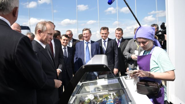 Владимир Путин во время посещения XIII Международного авиационно-космического салона МАКС-2017. 18 июля 2017 Владимир Путин во время посещения XIII Международного авиационно-космического салона МАКС-2017. 18 июля 2017