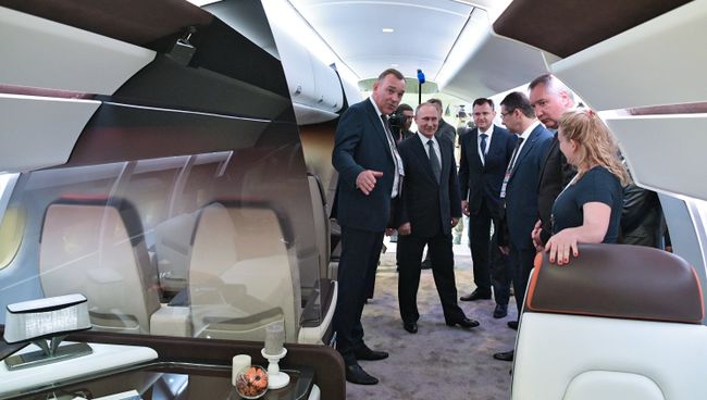 Владимир Путин во время посещения XIII Международного авиационно-космического салона МАКС-2017. 18 июля 2017 Владимир Путин во время посещения XIII Международного авиационно-космического салона МАКС-2017. 18 июля 2017