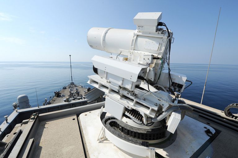 Лазерная пушка, установленная на борту корабля USS Ponce