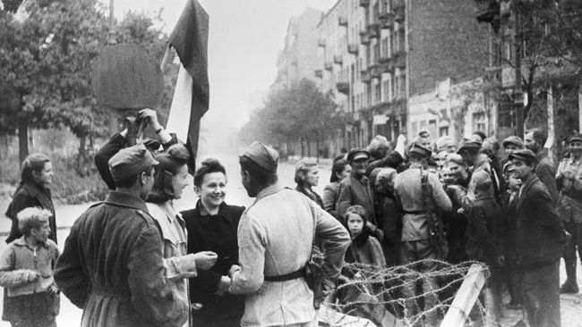 Мирные жители Варшавы и бойцы Красной Армии. Освобождение Польши. Великая Отечественная война 1941-1945 годов Мирные жители Варшавы и бойцы Красной Армии. Освобождение Польши. Великая Отечественная война 1941-1945 годов