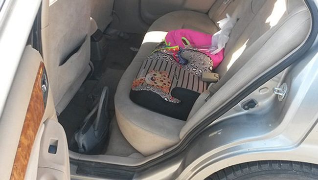 Автомобиль, из которого выпал ребенок в Салехарде Автомобиль, из которого выпал ребенок в Салехарде