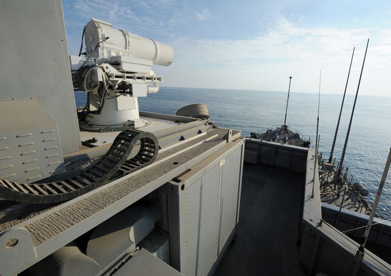 Лазерная пушка, установленная на борту корабля USS Ponce