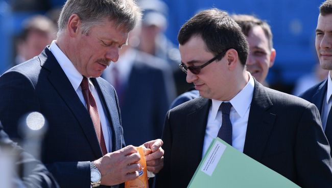 Пресс-секретарь президента РФ Дмитрий Песков на авиасалоне МАКС-2017 Пресс-секретарь президента РФ Дмитрий Песков на авиасалоне МАКС-2017