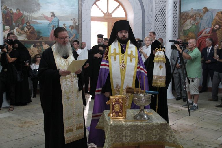 Молебен перед началом церемонии открытия Сергиевского подворья в Иерусалиме Молебен перед началом церемонии открытия Сергиевского подворья в Иерусалиме