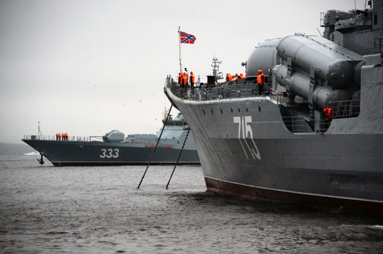 Корвет проекта 20380 Совершенный и эскадренный миноносец Быстрый в акватории Владивостока Корвет проекта 20380 Совершенный и эскадренный миноносец Быстрый в акватории Владивостока