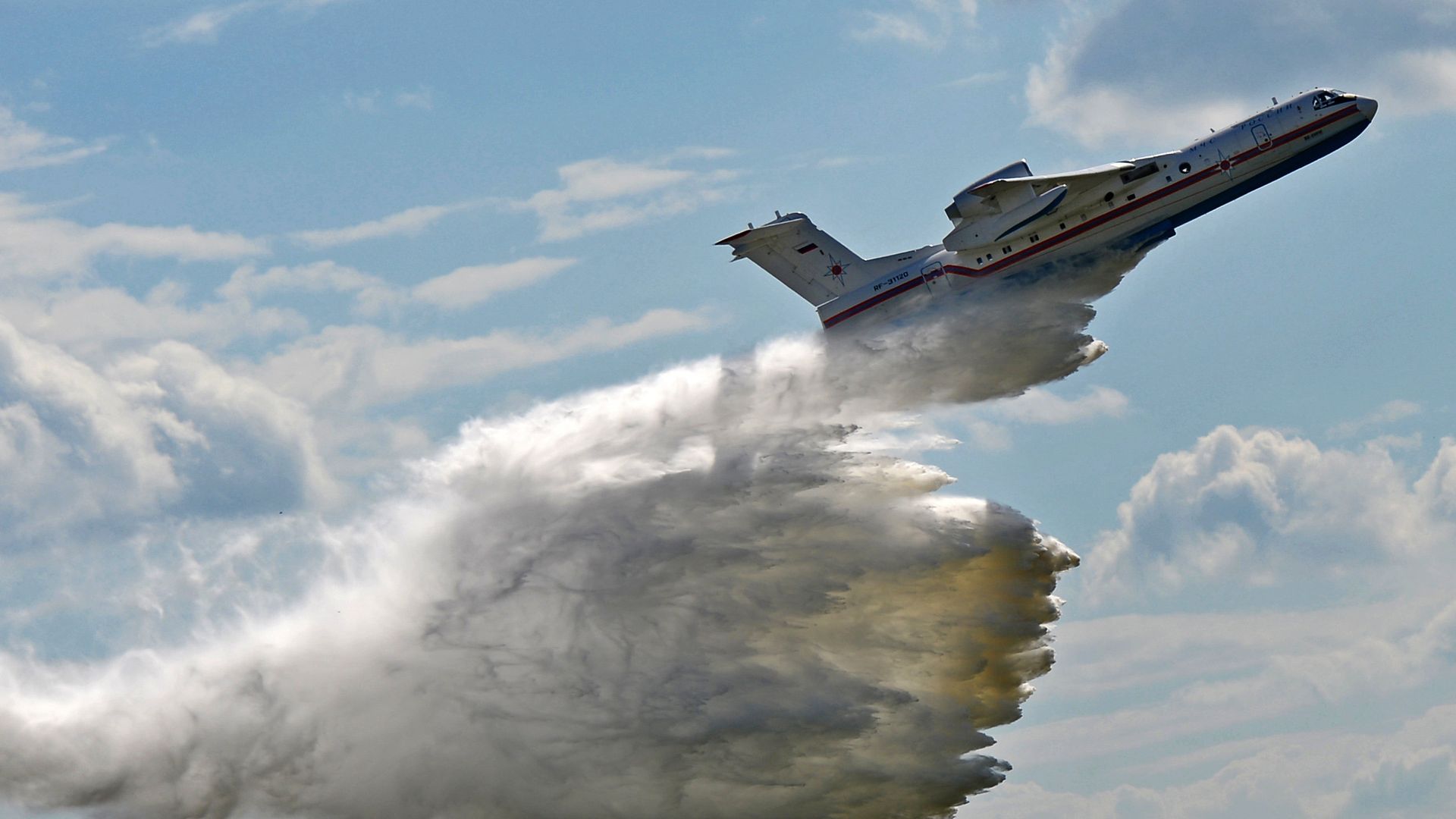 Российский самолёт-амфибия БЕ-200 ЧС Альтаир на Международном авиационно-космическом салоне МАКС-2017 в Жуковском. 18 июля 2017 Российский самолёт-амфибия БЕ-200 ЧС Альтаир на Международном авиационно-космическом салоне МАКС-2017 в Жуковском. 18 июля 2017 - РИА Новости, 1920, 14.08.2021