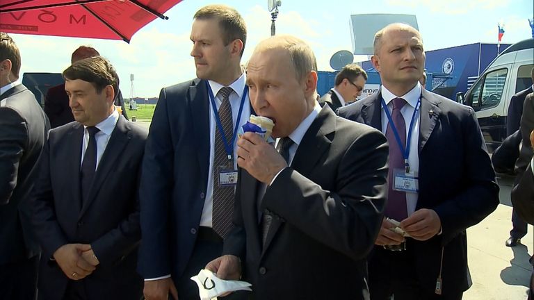 Стаканчик мороженого от президента - Путин угостил министров на авиасалоне МАКС Стаканчик мороженого от президента - Путин угостил министров на авиасалоне МАКС