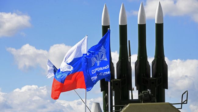 Ракеты зенитного ракетного комплекса Бук-М2Э на Международном авиационно-космическом салоне МАКС-2017 в Жуковском. 19 июля 2017 Ракеты зенитного ракетного комплекса Бук-М2Э на Международном авиационно-космическом салоне МАКС-2017 в Жуковском. 19 июля 2017