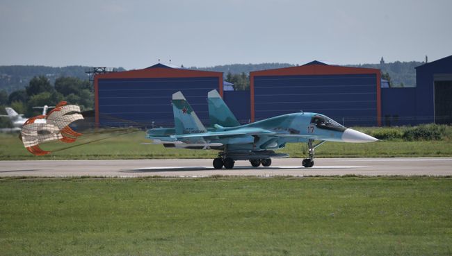 Многофункциональный истребитель-бомбардировщик Су-34 на Международном авиационно-космическом салоне МАКС-2017 Многофункциональный истребитель-бомбардировщик Су-34 на Международном авиационно-космическом салоне МАКС-2017