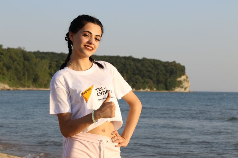 Участница Международного вокального конкурса Ты супер! Ангелина Папикян в детском лагере Орленок