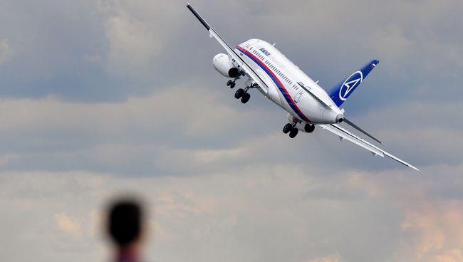 Самолет Sukhoi Superjet 100 во время демонстрационных полетов. Архивное фото