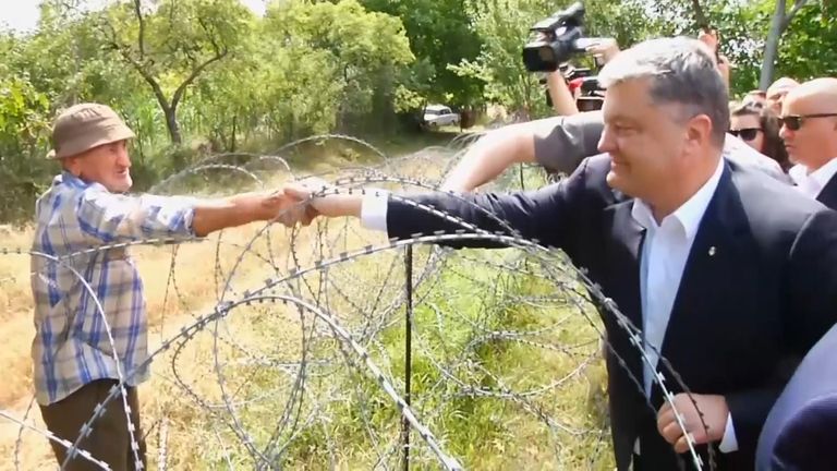 Порошенко в Грузии через границу поздоровался за руку с жителем Южной Осетии