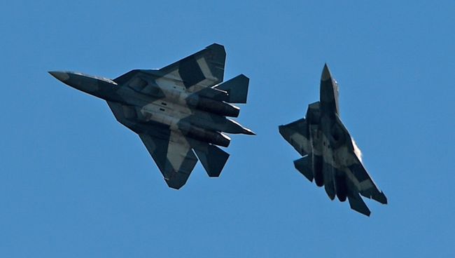 Истребители Т-50 во время демонстрационных полетов на авиасалоне МАКС-2017 Истребители Т-50 во время демонстрационных полетов на авиасалоне МАКС-2017