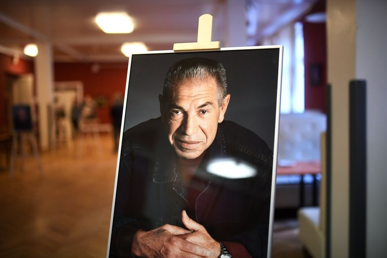 Портрет актера Владимира Толоконникова в московском Доме кино, где проходит церемония прощания с актером. 20 июля 2017