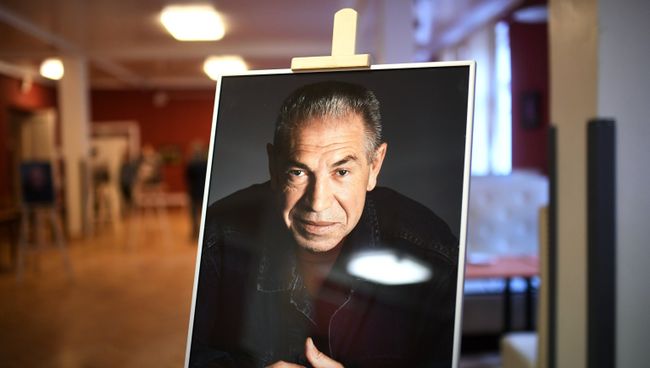 Портрет актера Владимира Толоконникова в московском Доме кино, где проходит церемония прощания с актером. 20 июля 2017 Портрет актера Владимира Толоконникова в московском Доме кино, где проходит церемония прощания с актером. 20 июля 2017