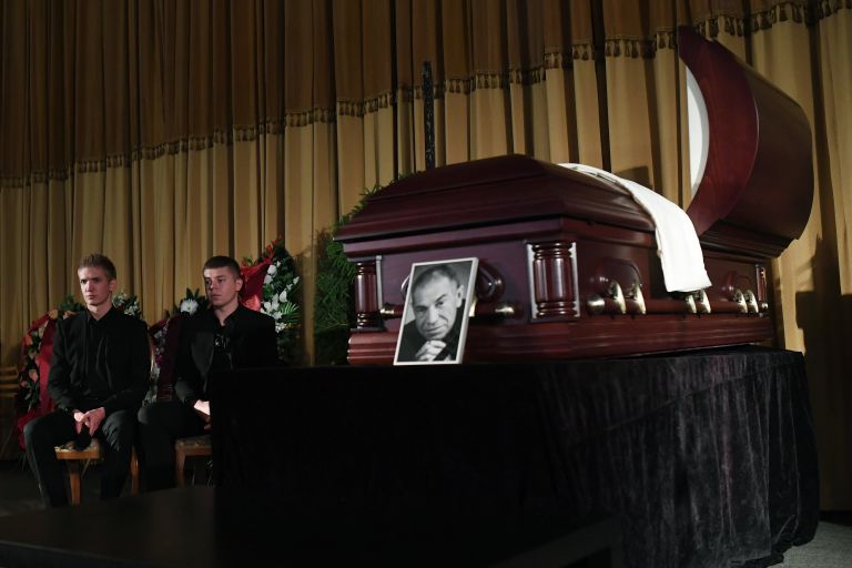 Сыновья актера Владимира Толоконникова Родион и Иннокентий Толоконниковы на церемонии прощания Сыновья актера Владимира Толоконникова Родион и Иннокентий Толоконниковы на церемонии прощания