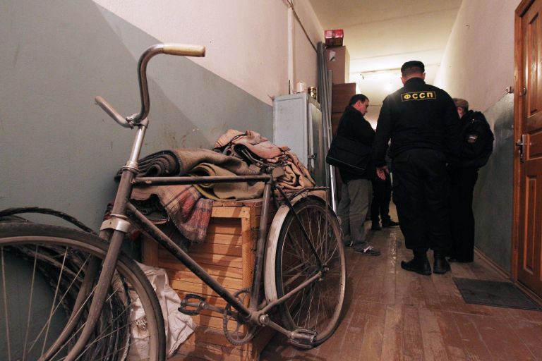Сотрудник Федеральной службы судебных приставов во время обхода квартир неплательщиков коммунальных услуг