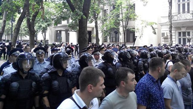 Протестующие у здания администрации президента Молдовы в Кишиневе. 20 июля 2017 Протестующие у здания администрации президента Молдовы в Кишиневе. 20 июля 2017