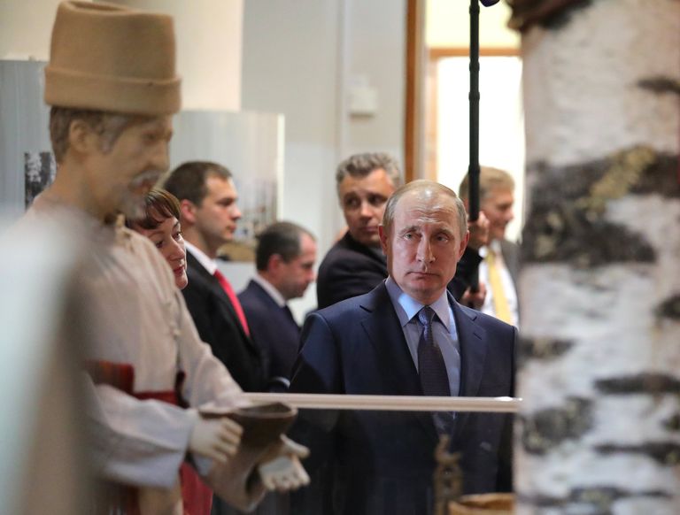 Владимир Путин во время посещения Национального музея Республики Марий Эл в ходе рабочей поездки в Йошкар-Олу. 20 июля 2017