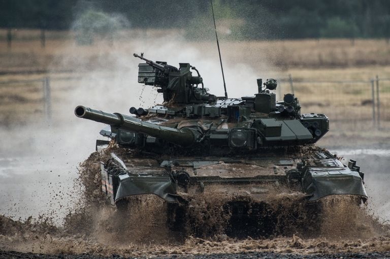 Танк Т-90 участвует в специализированном показе Танк Т-90 участвует в специализированном показе