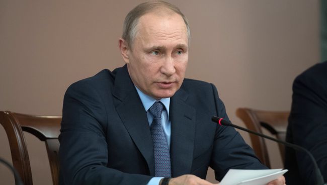 Владимир Путин в ходе рабочей поездки в Йошкар-Олу во время заседания Совета по межнациональным отношениям. 20 июля 2017 Владимир Путин в ходе рабочей поездки в Йошкар-Олу во время заседания Совета по межнациональным отношениям. 20 июля 2017