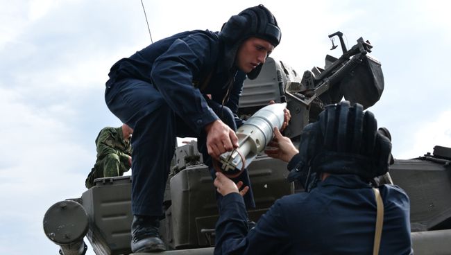 Танки Т-90 поддерживают учебную атаку разведчиков на полигоне Тарское на Северном Кавказе Танки Т-90 поддерживают учебную атаку разведчиков на полигоне Тарское на Северном Кавказе