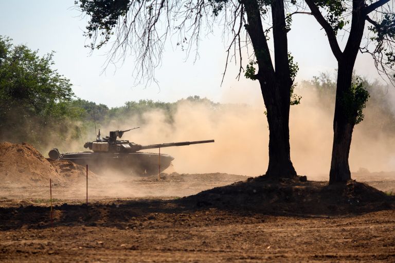 Боевой танк Т-90 во время прохождения полосы препятствий на конкурсе по полевой выучке среди инженерно-саперных подразделений Боевой танк Т-90 во время прохождения полосы препятствий на конкурсе по полевой выучке среди инженерно-саперных подразделений