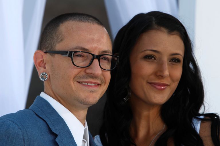Участник американской группы Linkin Park Честер Беннингтон с супругой Талиндой на церемонии Billboard Music Awards 2012 в Лас-Вегасе Участник американской группы Linkin Park Честер Беннингтон с супругой Талиндой на церемонии Billboard Music Awards 2012 в Лас-Вегасе