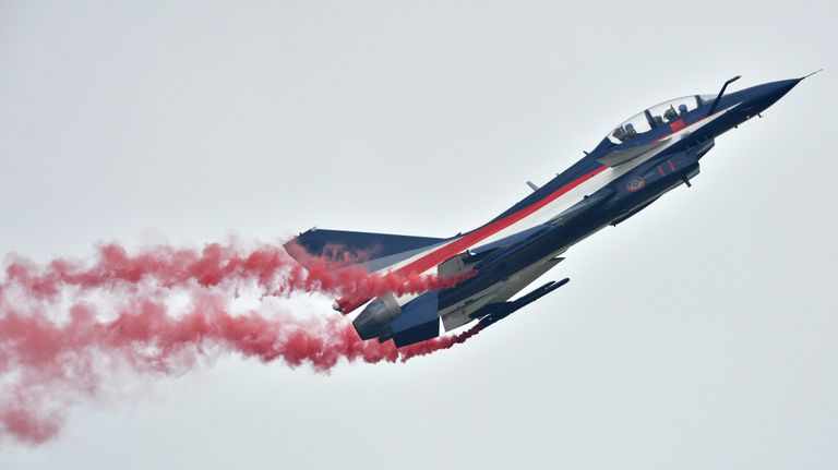 Выступление пилотажной группы ВВС НОАК 1 августа на МАКС-2013 в Жуковском
