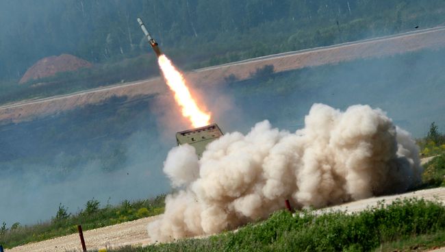 Тяжелая огнеметная машина ТОС-1А. Архивное фото Тяжелая огнеметная машина ТОС-1А. Архивное фото