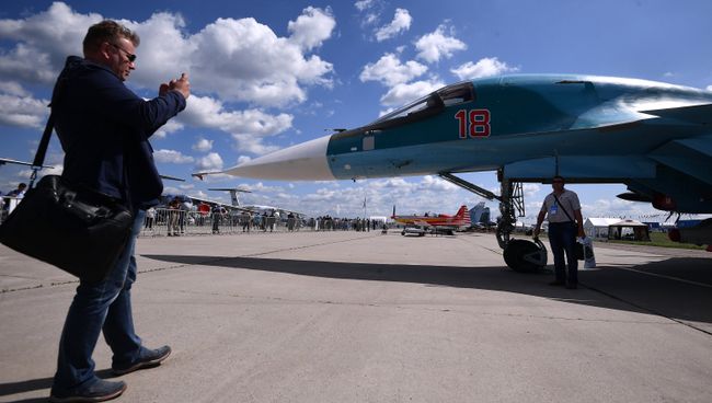 Экспортный ударный вариант фронтового бомбардировщика Су-34 на Международном авиационно-космическом салоне МАКС-2017 Экспортный ударный вариант фронтового бомбардировщика Су-34 на Международном авиационно-космическом салоне МАКС-2017