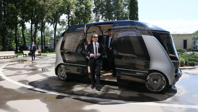 Председатель правительства РФ Дмитрий Медведев во время осмотра беспилотного проекта Шатл в НАМИ Председатель правительства РФ Дмитрий Медведев во время осмотра беспилотного проекта Шатл в НАМИ