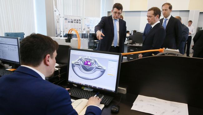 Председатель правительства РФ Дмитрий Медведев во время посещения НАМИ. 21 июля 2017 Председатель правительства РФ Дмитрий Медведев во время посещения НАМИ. 21 июля 2017