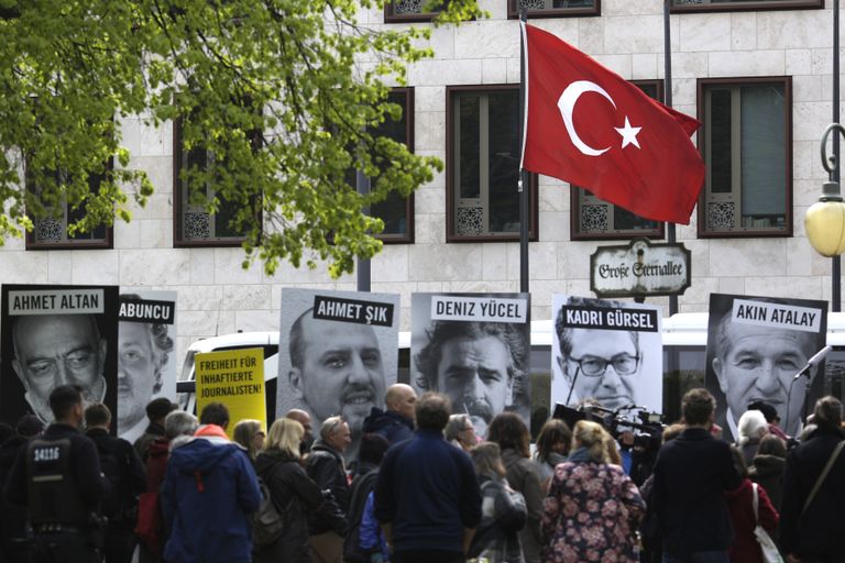 Активисты организации Репортеры без границ с портретами журналистов, задержанных в Турции, перед турецким посольством в Берлине Активисты организации Репортеры без границ с портретами журналистов, задержанных в Турции, перед турецким посольством в Берлине