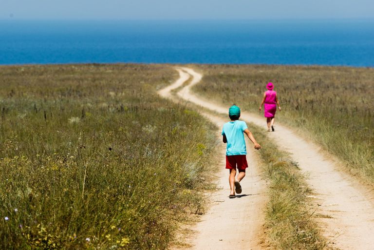 Отдыхающие на дороге к морю на мысе Тарханкут в Крыму Отдыхающие на дороге к морю на мысе Тарханкут в Крыму