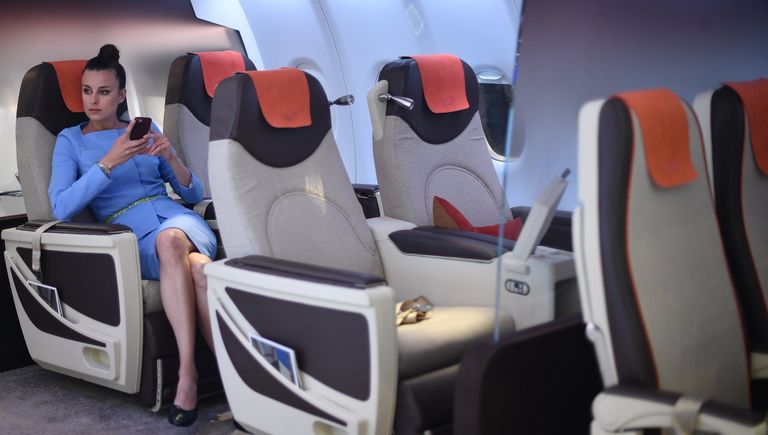 Макет салона ближнемагистрального пассажирского самолета Sukhoi Superjet 100, представленного на Международном авиационно-космическом салоне МАКС-2017 в подмосковном Жуковском Макет салона ближнемагистрального пассажирского самолета Sukhoi Superjet 100, представленного на Международном авиационно-космическом салоне МАКС-2017 в подмосковном Жуковском