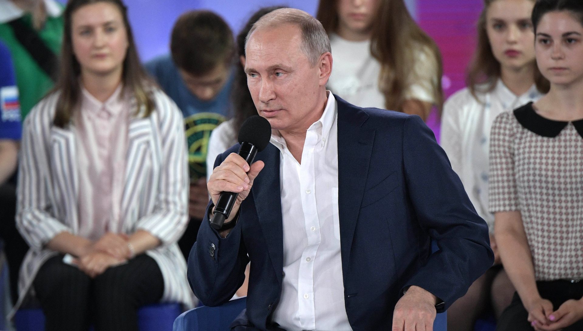 Владимир Путин во время Недетского разговора в образовательном центре для одаренных детей Сириус в Сочи. 21 июля 2017 Владимир Путин во время Недетского разговора в образовательном центре для одаренных детей Сириус в Сочи. 21 июля 2017 - РИА Новости, 1920, 21.07.2017