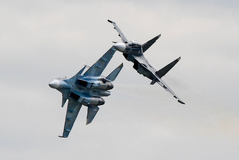 Многоцелевые истребители Су-30СМ во время демонстрационных полетов на Международном авиационно-космическом салоне МАКС-2017 в подмосковном Жуковском Многоцелевые истребители Су-30СМ во время демонстрационных полетов на Международном авиационно-космическом салоне МАКС-2017 в подмосковном Жуковском