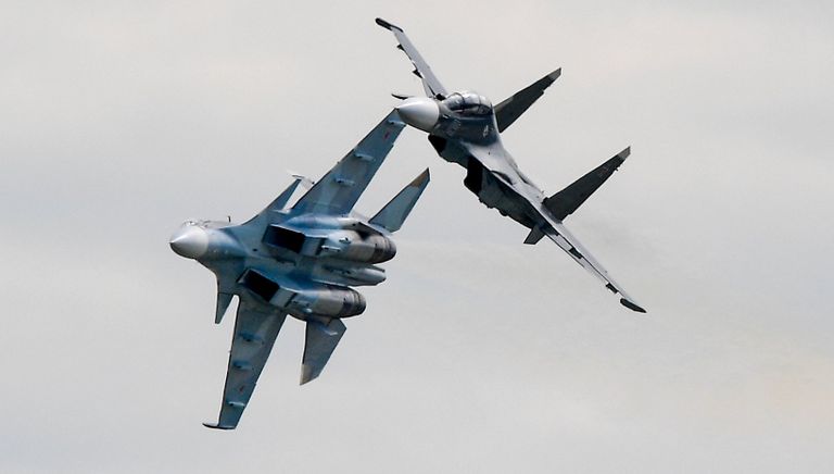 Многоцелевые истребители Су-30СМ во время демонстрационных полетов на Международном авиационно-космическом салоне МАКС-2017 в подмосковном Жуковском Многоцелевые истребители Су-30СМ во время демонстрационных полетов на Международном авиационно-космическом салоне МАКС-2017 в подмосковном Жуковском