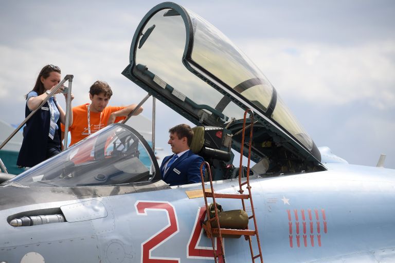 Участники Международного авиационно-космического салона МАКС-2017 в подмосковном Жуковском осматривают кабину самолета СУ-35 Участники Международного авиационно-космического салона МАКС-2017 в подмосковном Жуковском осматривают кабину самолета СУ-35