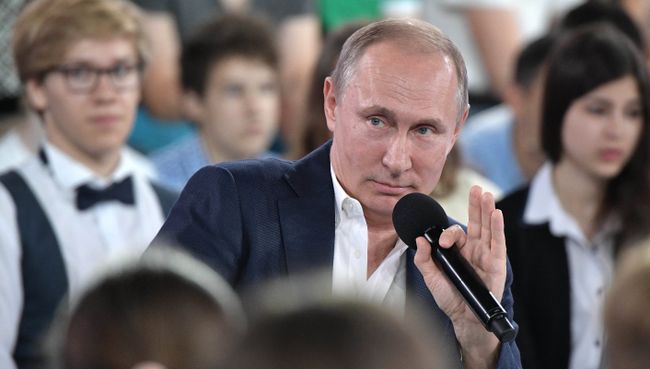 Путин во время Недетского разговора в образовательном центре для одаренных детей Сириус в Сочи. 21 июля 201 Путин во время Недетского разговора в образовательном центре для одаренных детей Сириус в Сочи. 21 июля 201