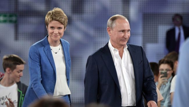 Владимир Путин и руководитель образовательного центра Сириус Елена Шмелева перед началом Недетского разговора с Владимиром Путиным. 21 июля 2017