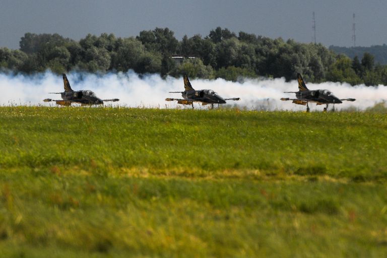 Пилотажная группа Русь на реактивных учебно-тренировочных самолётах Л-39 во время Международного авиационно-космического салона МАКС-2017 в Жуковском Пилотажная группа Русь на реактивных учебно-тренировочных самолётах Л-39 во время Международного авиационно-космического салона МАКС-2017 в Жуковском
