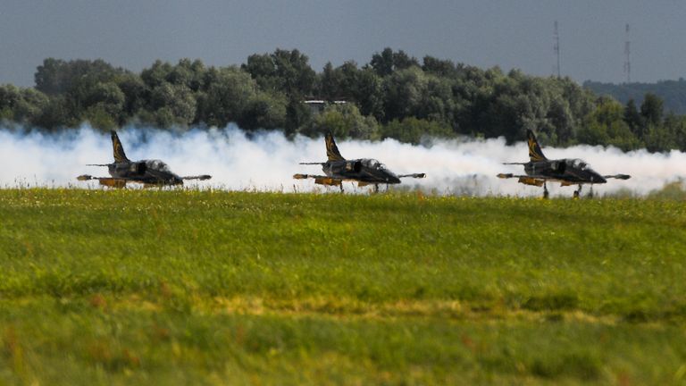 Пилотажная группа Русь на реактивных учебно-тренировочных самолётах Л-39 во время Международного авиационно-космического салона МАКС-2017 в Жуковском Пилотажная группа Русь на реактивных учебно-тренировочных самолётах Л-39 во время Международного авиационно-космического салона МАКС-2017 в Жуковском
