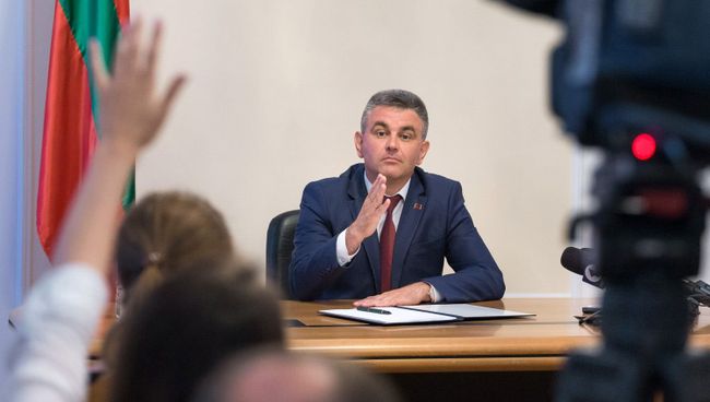 Глава ПМР Вадим Красносельский общается с приднестровскими и украинскими журналистами. 21 июля 2017