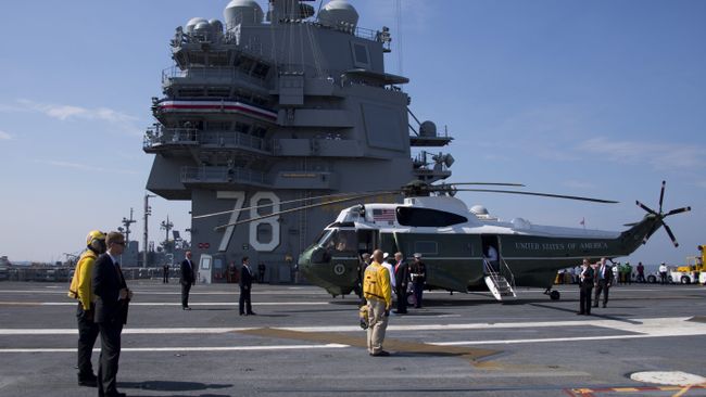 Президент США Дональд Трамп принял участие в церемонии спуска на воду нового авианосца американских ВМС Gerald Ford Президент США Дональд Трамп принял участие в церемонии спуска на воду нового авианосца американских ВМС Gerald Ford