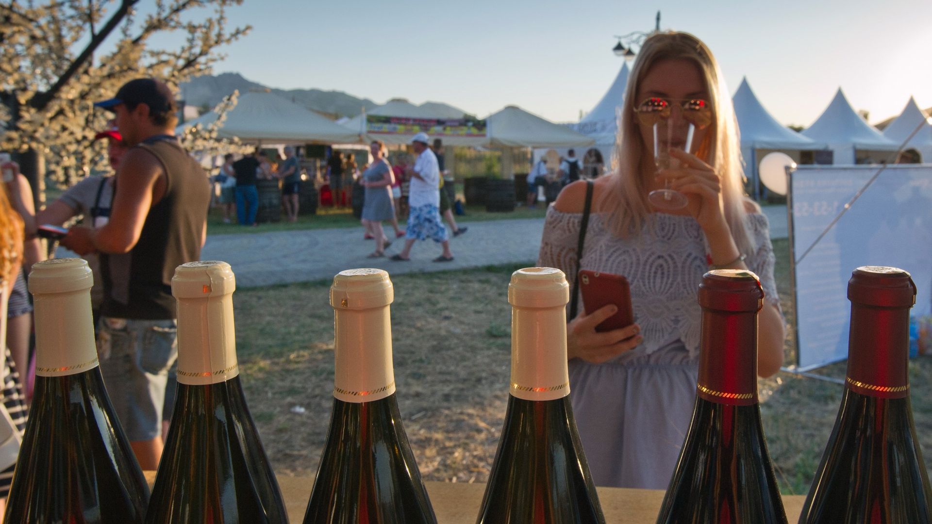 Посетительница винно-гастрономического фестиваля In Vino Veritas в Коктебеле Посетительница винно-гастрономического фестиваля In Vino Veritas в Коктебеле - РИА Новости, 1920, 17.05.2022